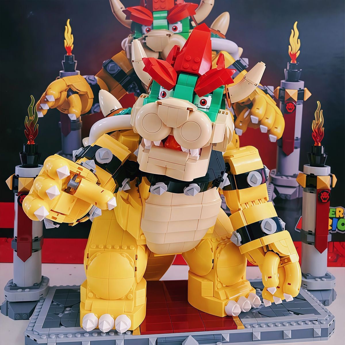 Ensemble de Blocs de Construction Le Puissant Bowser – Statue du Méchant Super Mario avec Piliers Torches et Mini-Figurine
