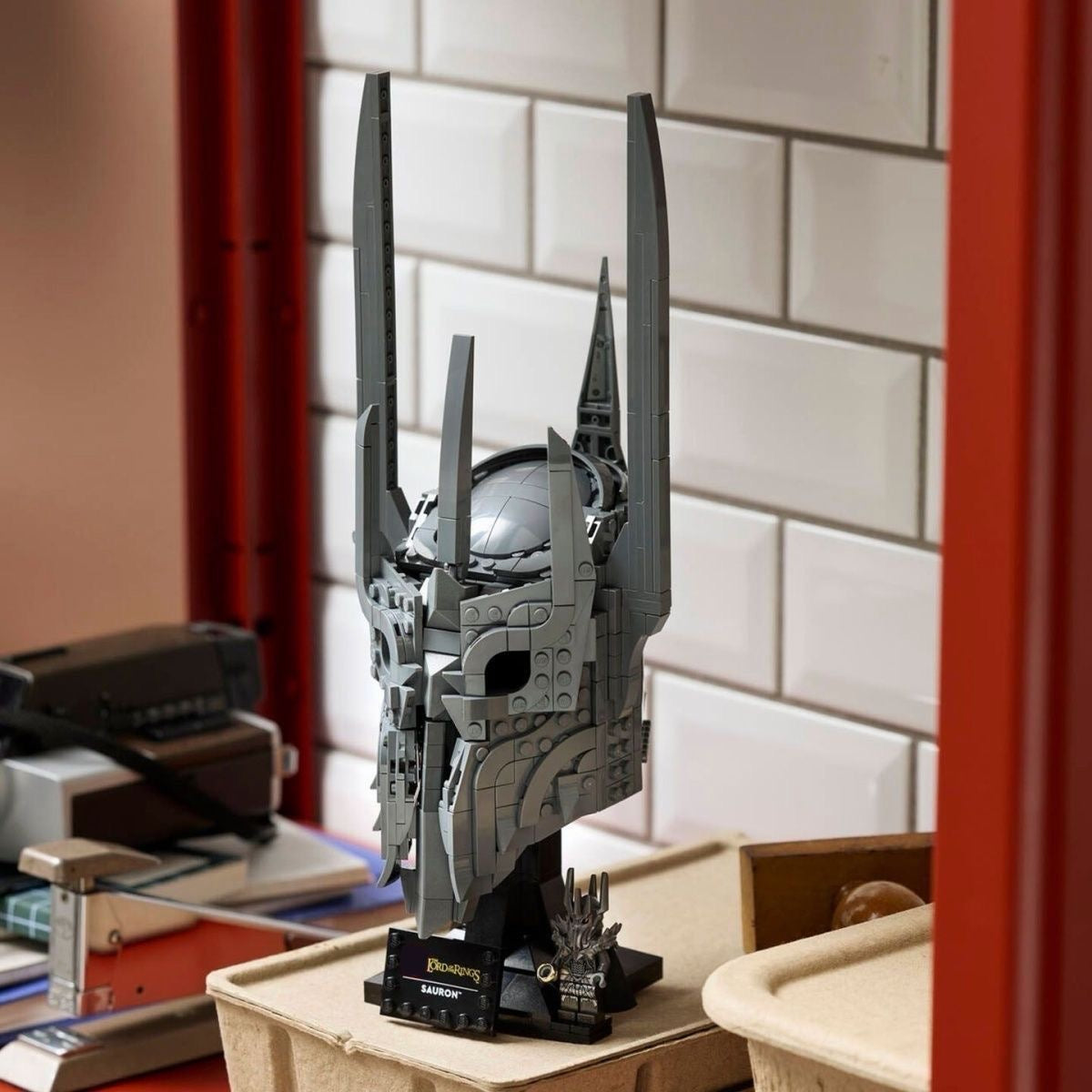 Seigneur des Anneaux : Ensemble de construction du casque de Sauron – 538 pièces | Buste de présentation taille réelle | Figurine de Sauron